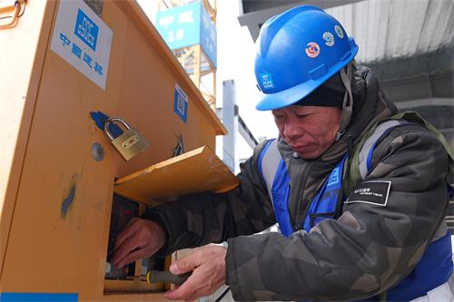 春节假期前，建设者对施工现场用电情况进行安全巡检.JPG